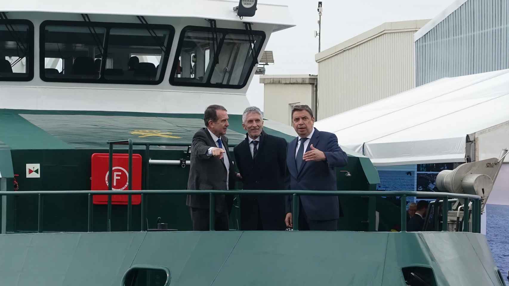 Abel Caballero, Grande-Marlaska y Luis Planas durante la entrega de la nueva patrullera en Vigo.