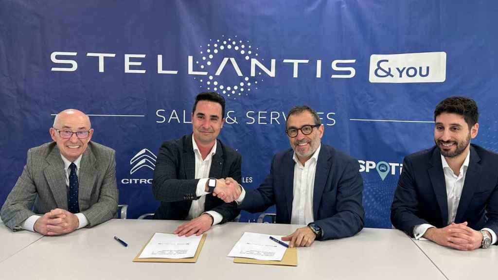 El presidente de la Federación Cesar Sánchez-Ballesteros, en el momento de la firma, con Carlos Miranda Lopez representante de Stellantis & You Sales and Services.