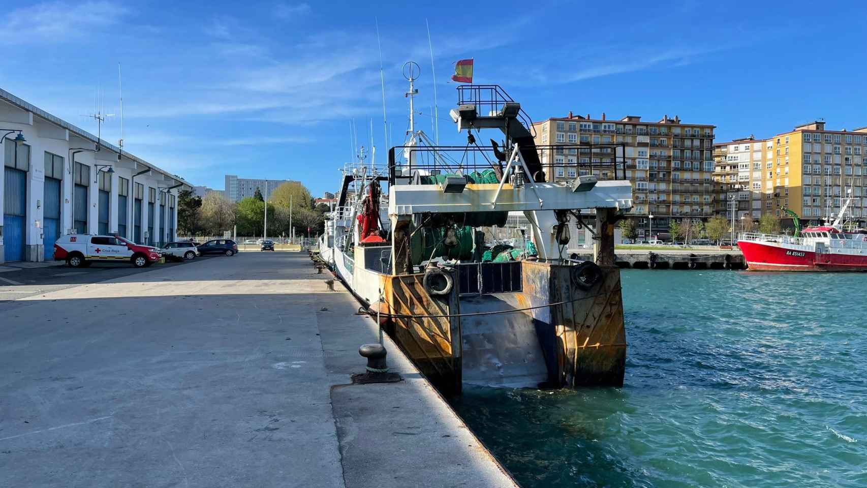 Barcos arrastreros como el 'Vilaboa Uno' amarrados en el puerto pesquero de Santander.
