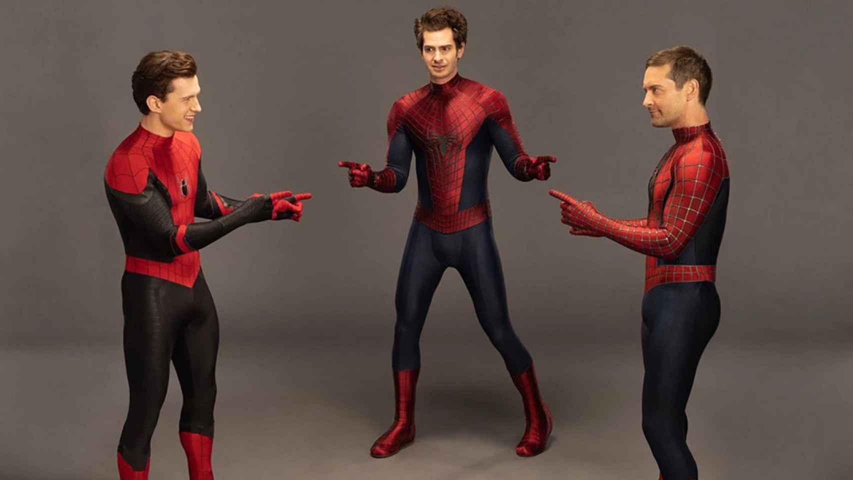 Tobey Maguire, Andrew Garfield y Tom Hollan recreando el meme viral de Spider-Man.