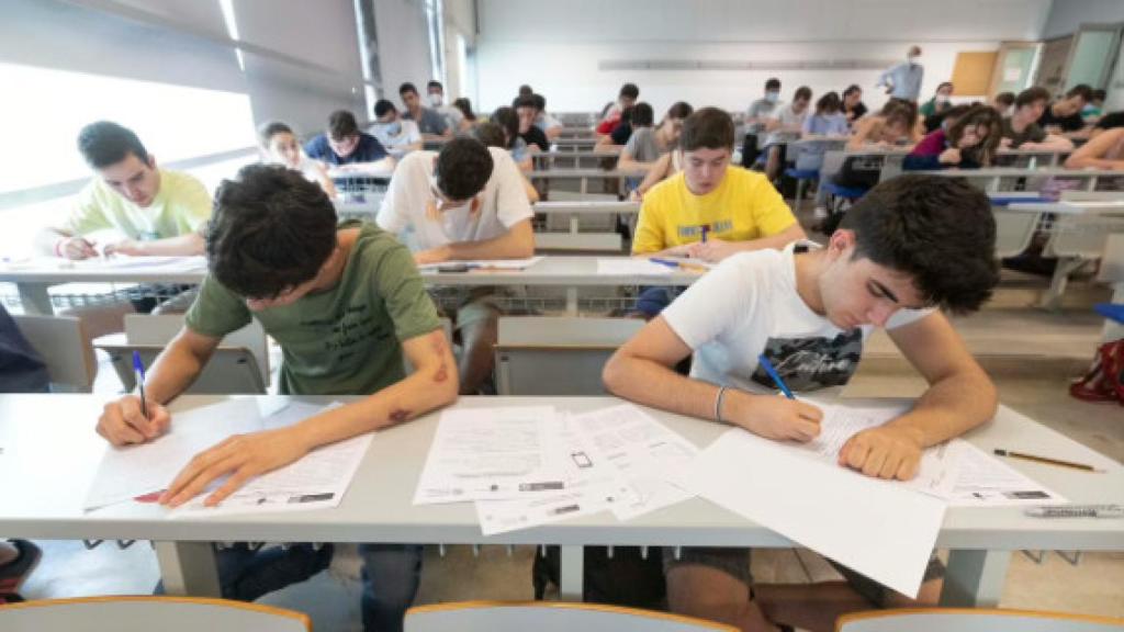 Alumnos en un examen