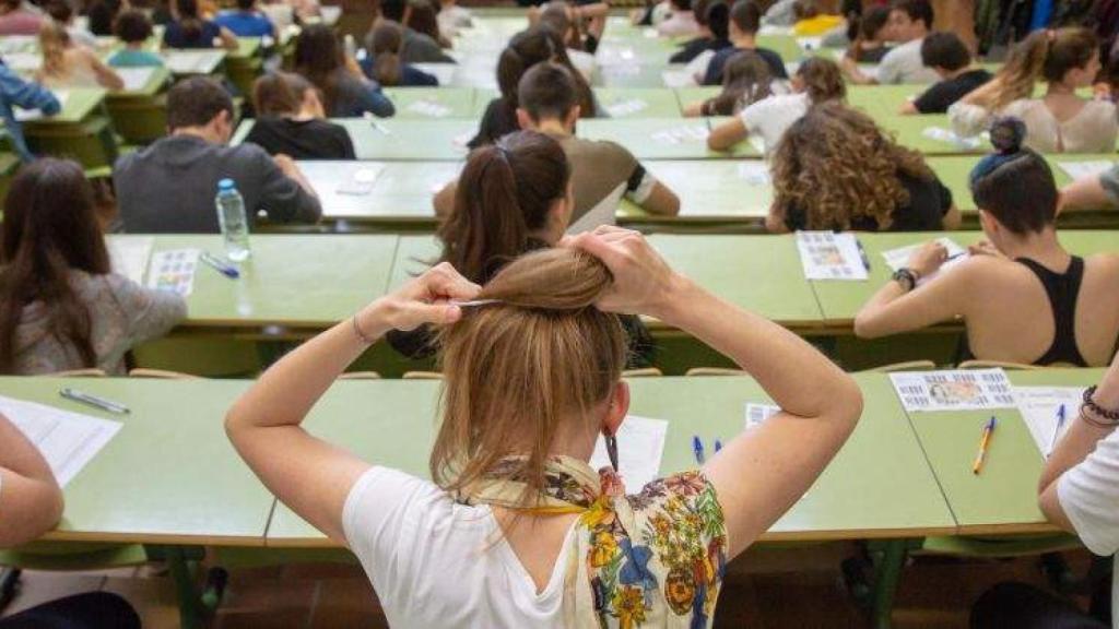 Un grupo de estudiantes en un examen.