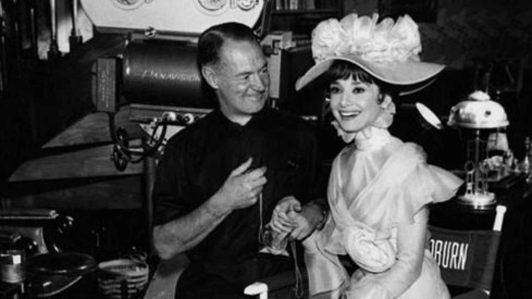 El director de fotografía Harry Stradling, Sr. y la actriz Audrey Hepburn en el rodaje de 'My Fair Lady', estrenada en 1964