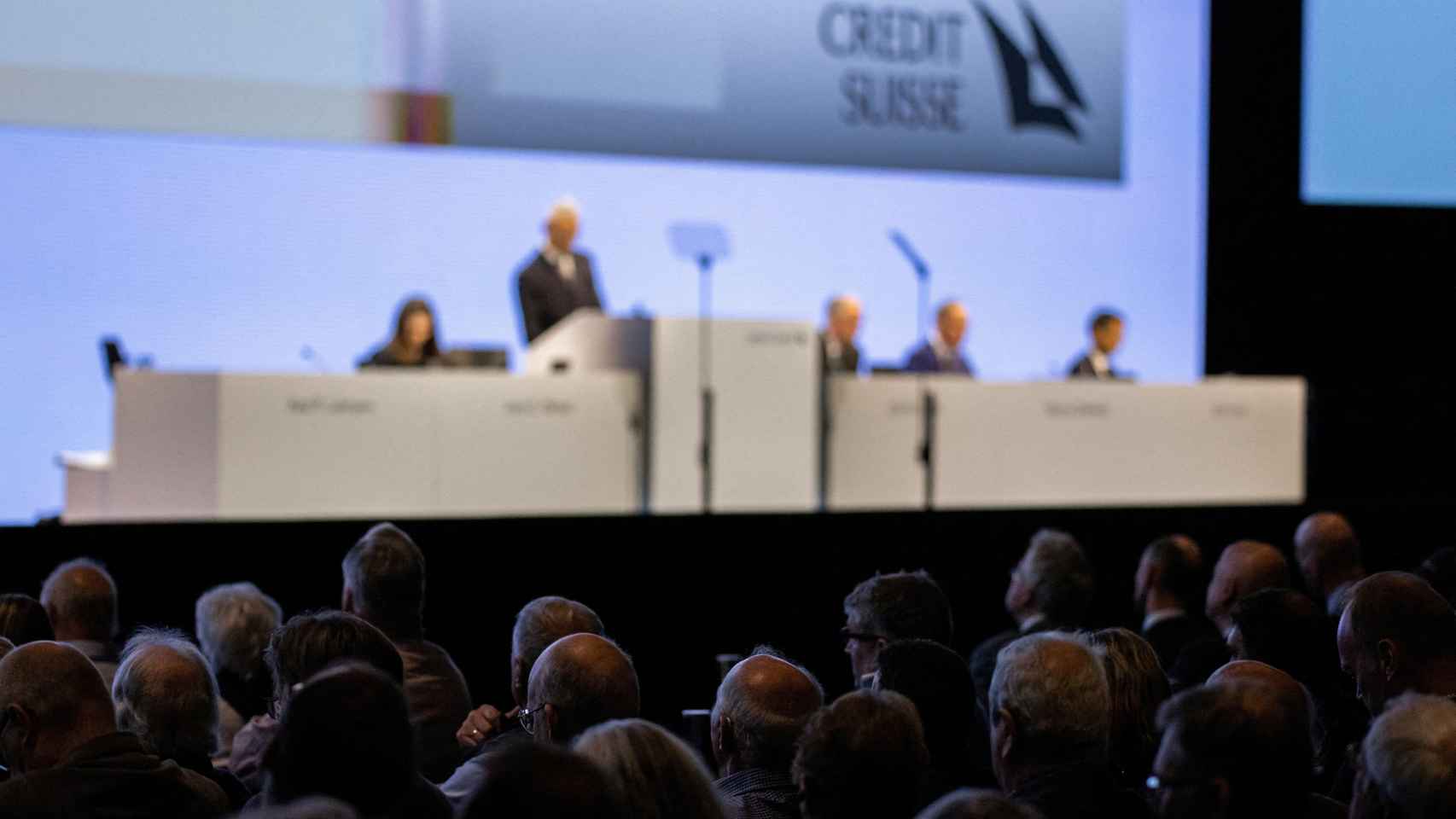 Vista de los accionistas asistentes a la junta de Credit Suisse con su presidente, Axel Lehmann, al fondo.