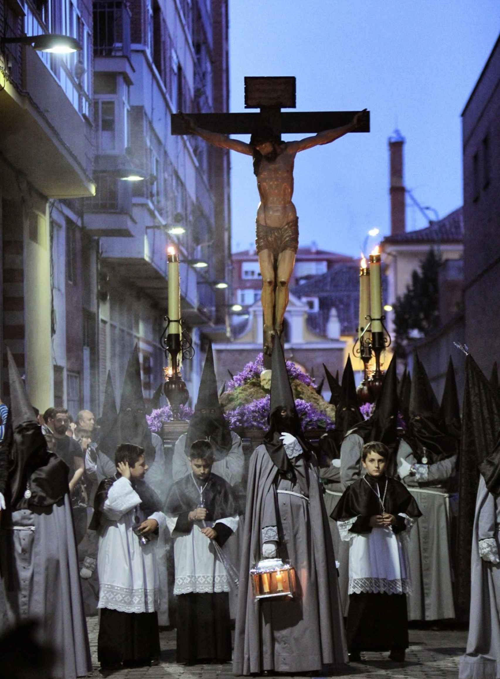Cofradía Penitencial de la Sagrada Pasión de Cristo durante una procesión