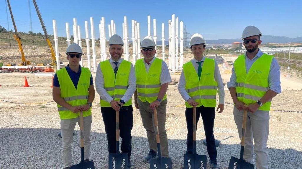 Los empleados de Edged-Spain, David Naranjo, Laurence Potter, Iván Lozano, y los empleados de Merlin Properties, Anthony Higino y Luis Lázaro, en las obras del data center de Bilbao.