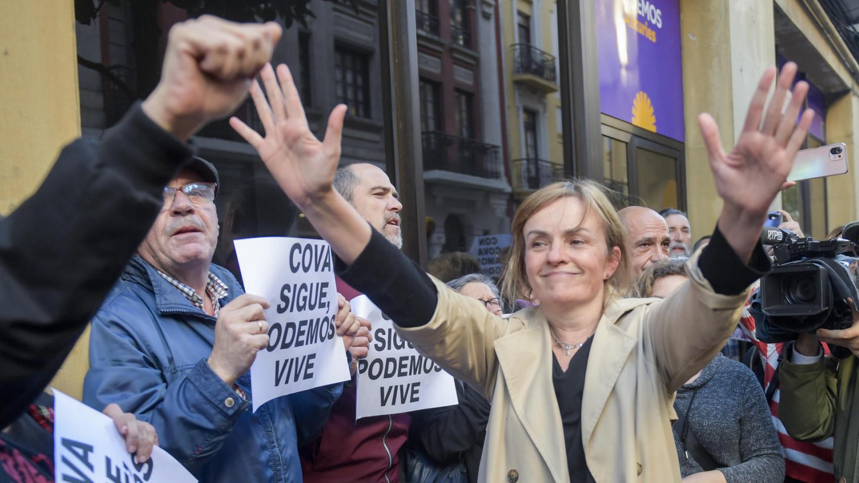 La candidata de Podemos a la presidencia del Principado de Asturias, Covadonga Tomé, al ser recibida por sus simpatizantes. Imagen de archivo.