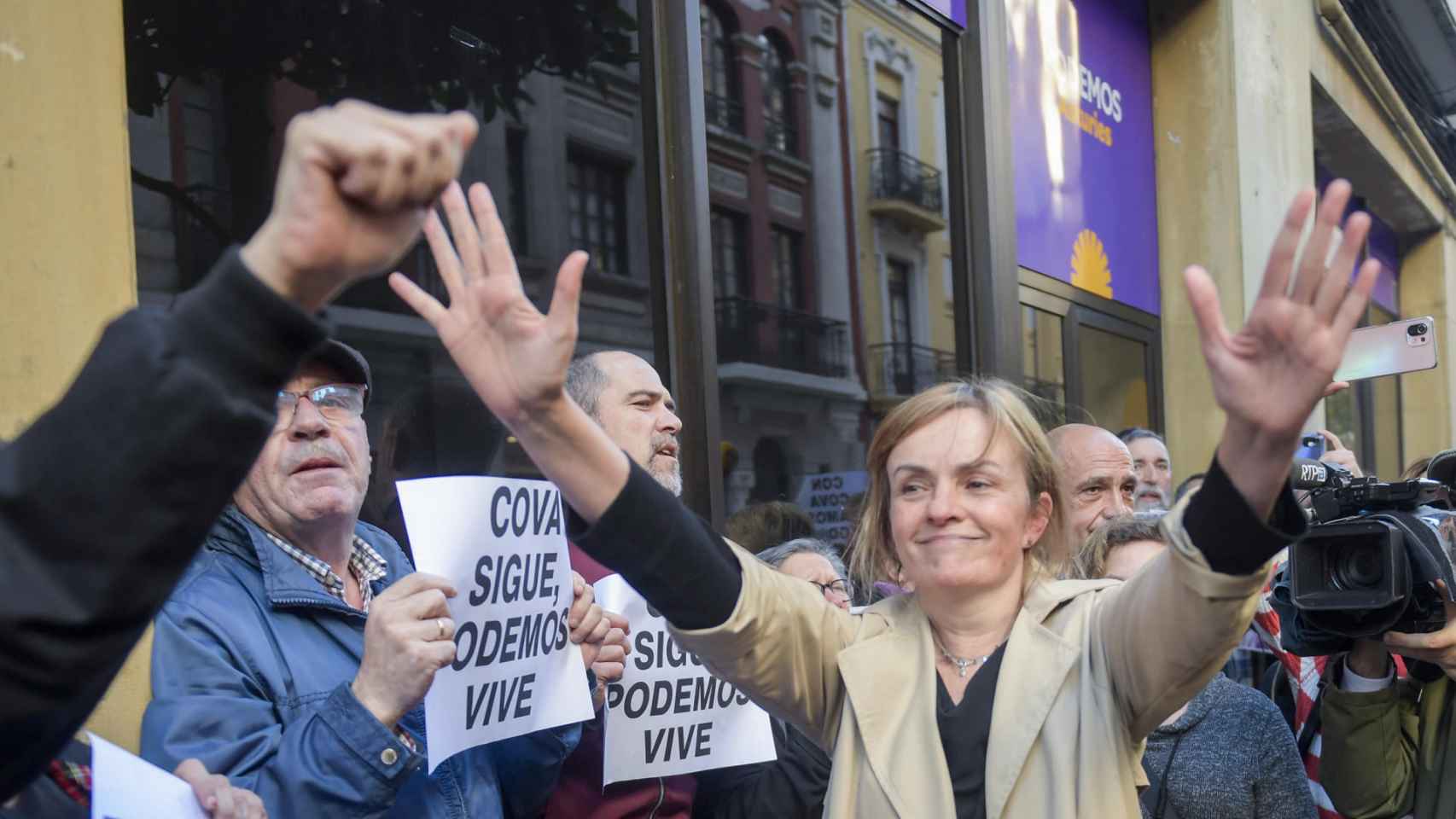 La candidata de Podemos a la presidencia del Principado de Asturias, Covadonga Tomé, recibida por sus simpatizantes este martes.