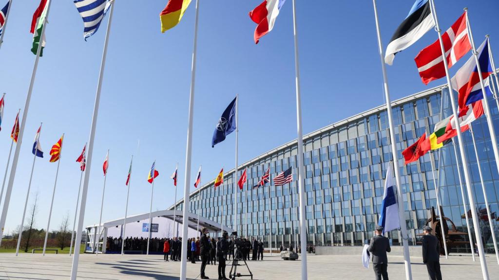 La ceremonia de izado de la bandera de Finlandia en el cuartel general de la OTAN en Bruselas