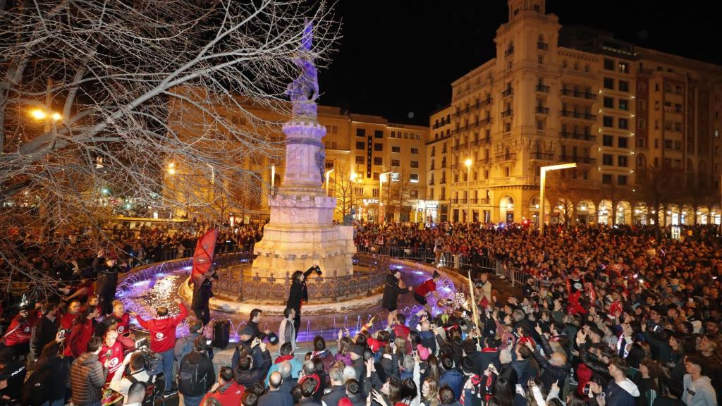 Las calles de Zaragoza repletas de gente esperando la llegada del Casademont.