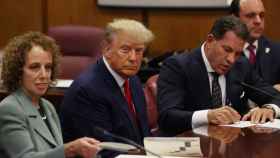El expresidente Donald Trump comparece rodeado de su equipo legal, Susan Necheles y Joe Tacopina.