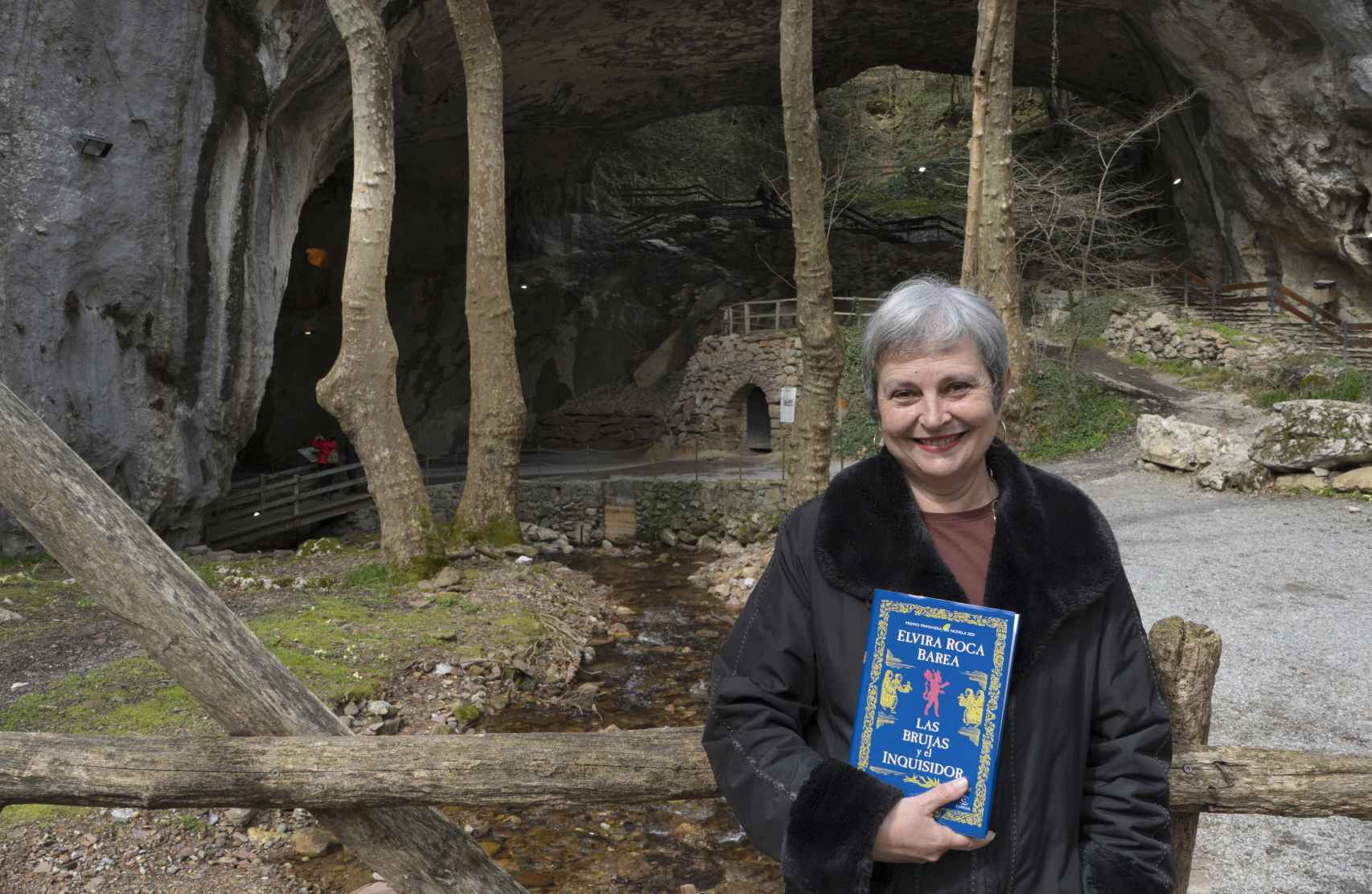 Elvira Roca Barea con un ejemplar de su novela en las cuevas de Zugarramurdi.