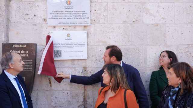 El alcalde de Valladolid, Óscar Puente, descubre hace unos días la placa en recuerdo a las mujeres vallisoletanas represaliadas durante la Guerra Civil y el franquismo.