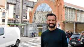 El candidato del PSOE a la Alcaldía de Zamora, David Gago, en el exterior del Mercado de Abastos