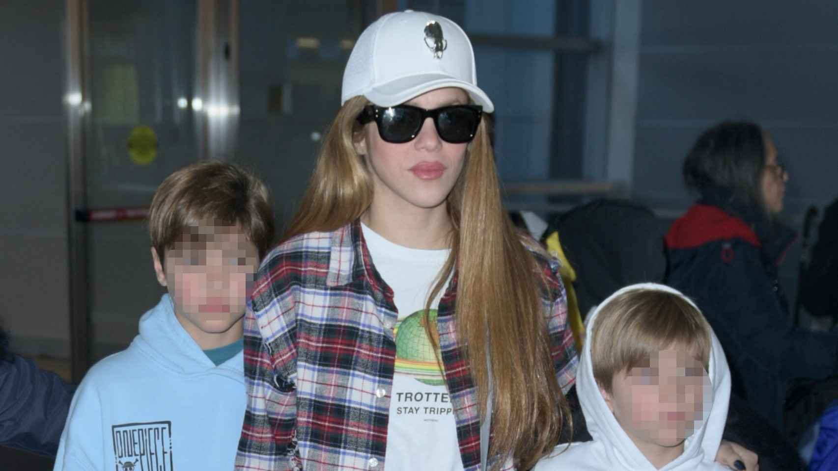 La cantante Shakira con sus hijos, Milan y Sasha, en una imagen del 13 de marzo.