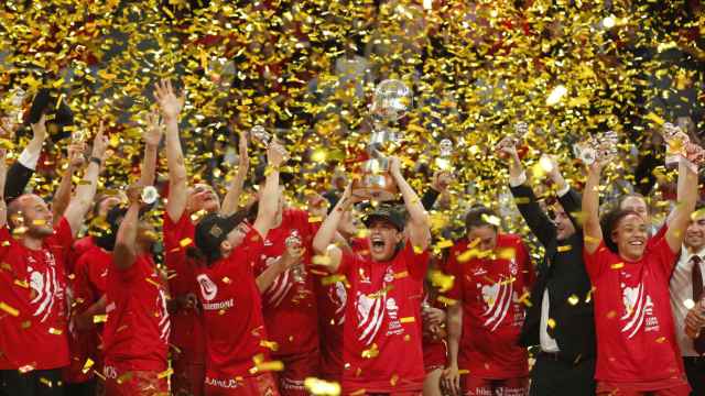 Las jugadoras del Casademont Zaragoza levantan el trofeo de la Copa de la Reina.