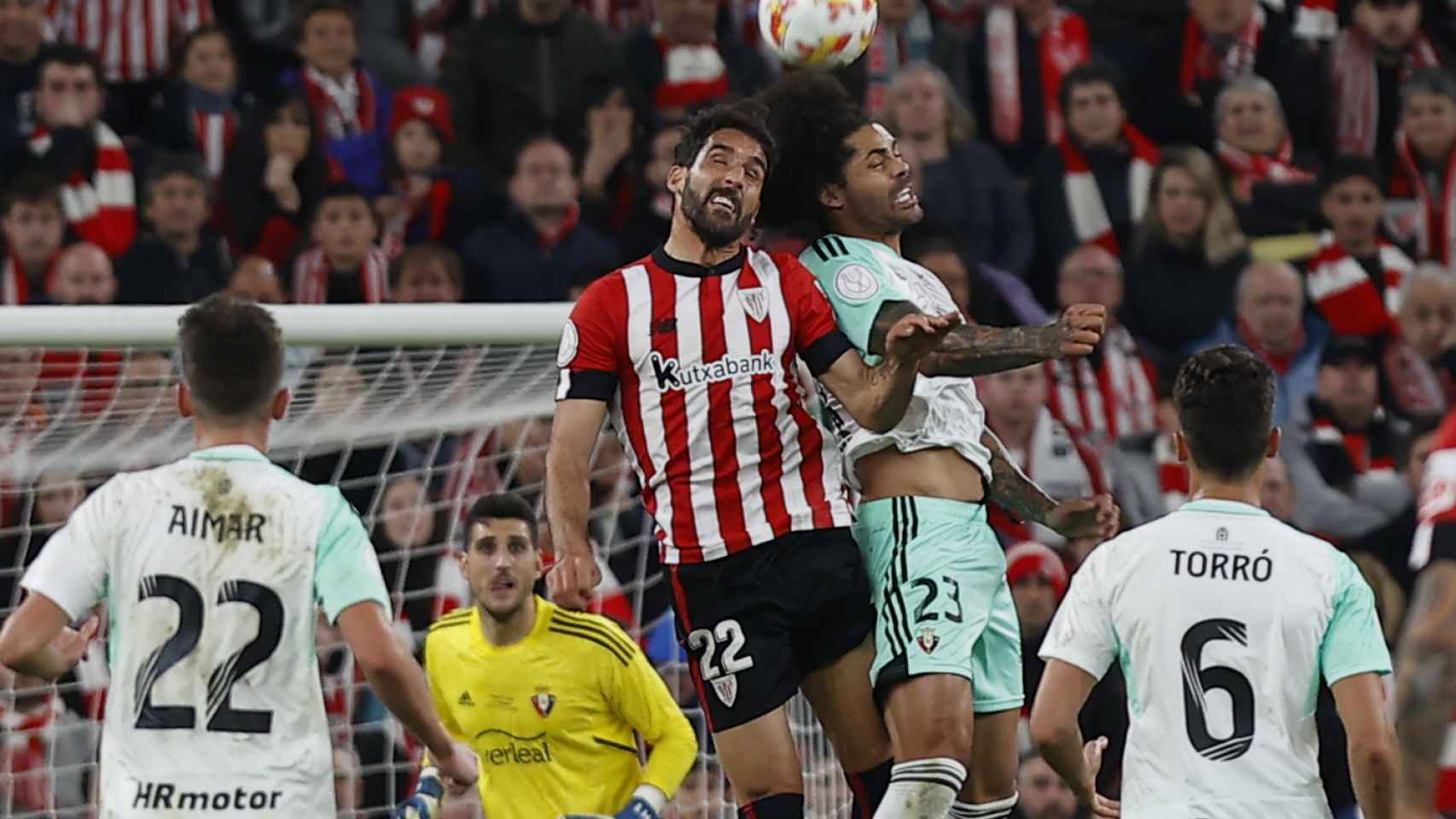 Raúl García salta a por un balón en el partido ante Osasuna.