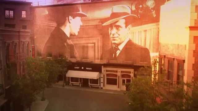 Imagen de la película 'El halcón maltés' proyectada sobre uno de los edificios de los estudios Warner en Burbank, California
