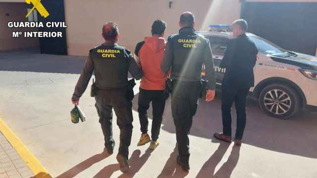 Agentes sorprenden in fraganti al presunto autor de nueve robos en interior de vehículos en la localidad de Villacañas.