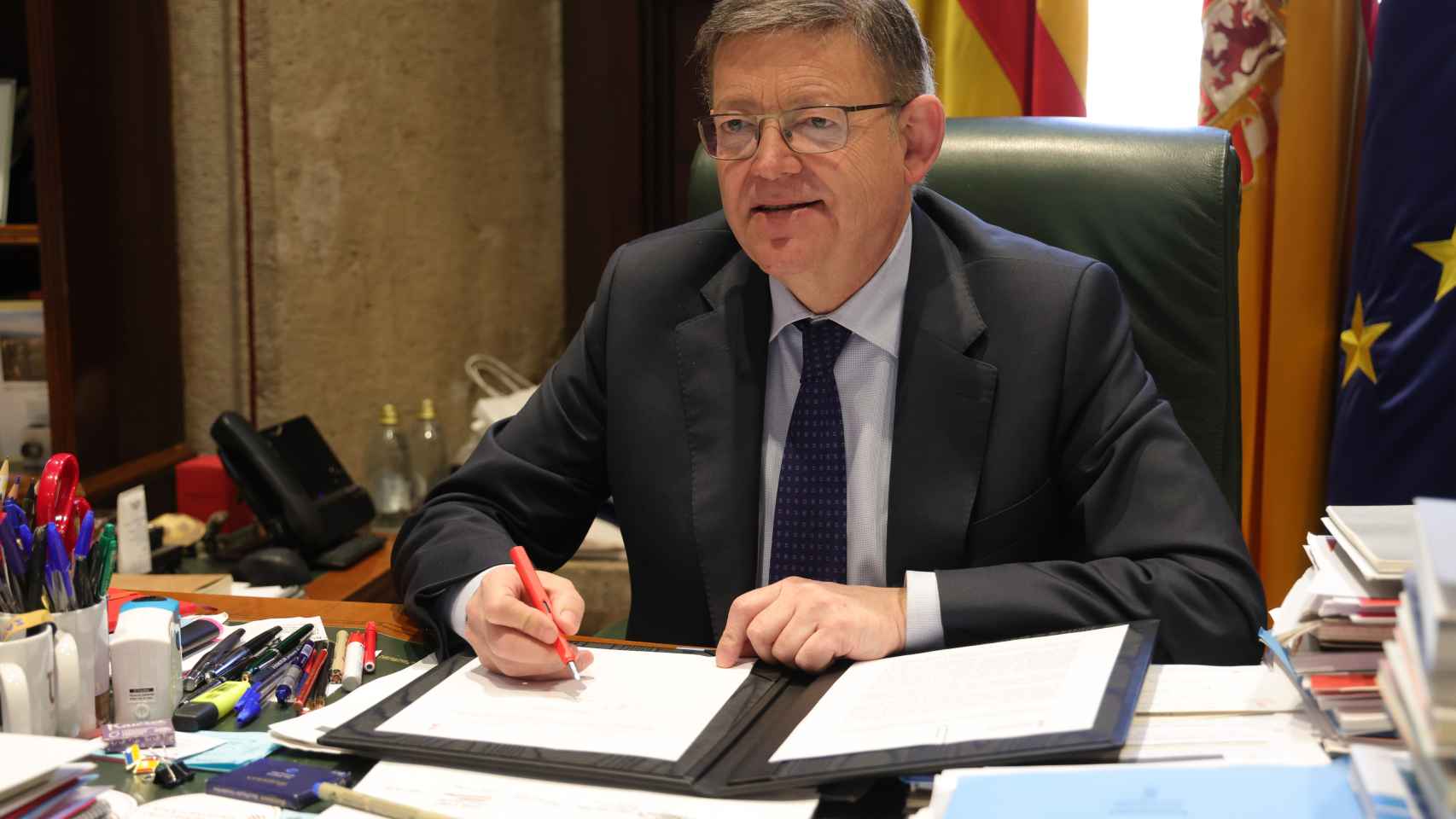 Ximo Puig, durante la firma del decreto de disolución del parlamento valenciano. EE