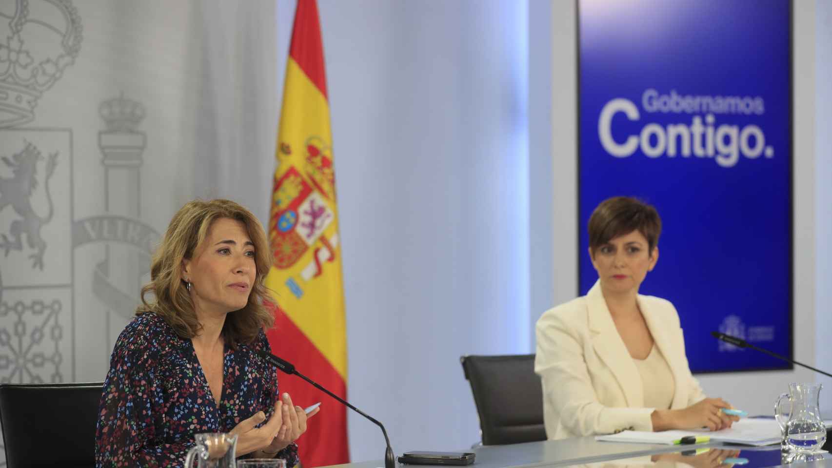 La ministra de Transportes, Raquel Sánchez, y la ministra de Política Territorial y portavoz del Gobierno, Isabel Rodríguez, este martes.