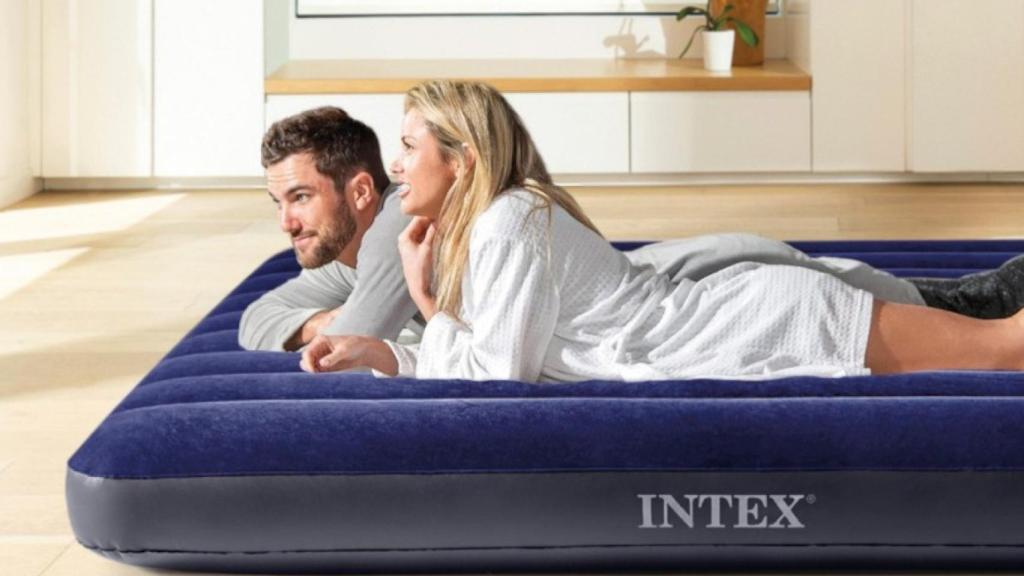 ¡Ofertón! La cama hinchable más vendida en Amazon es de matrimonio y solo cuesta 15 euros