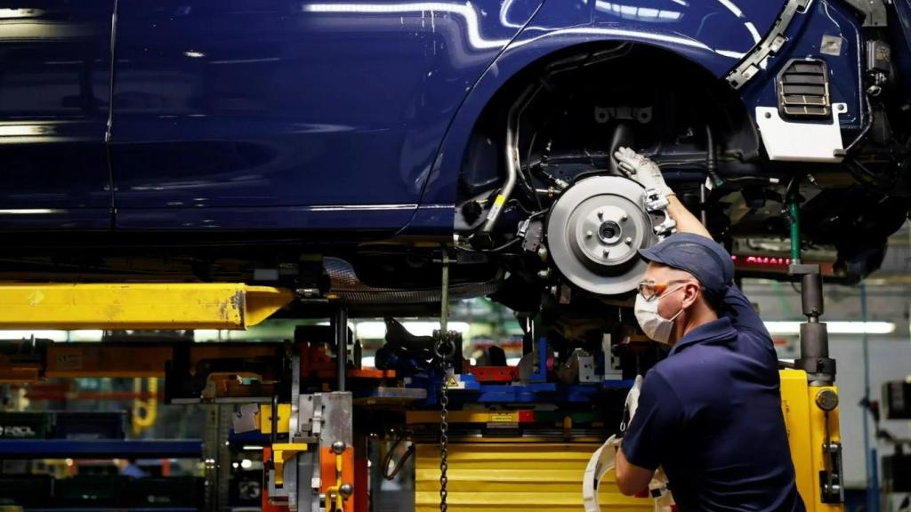 Un trabajador monta un vehículo en la fábrica de Ford de Almussafes.