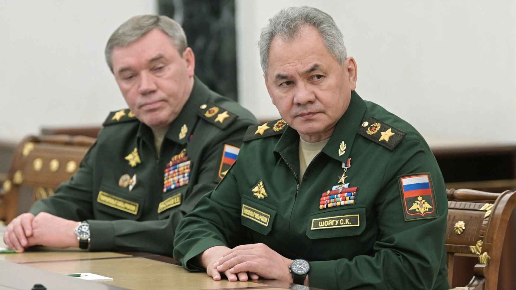 El ministro de Defensa ruso, Sergei Shoigu, y el jefe del Estado Mayor de las Fuerzas Armadas rusas, Valery Gerasimov, asisten a una reunión.