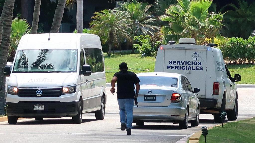 Agentes forenses se presentan en el lugar donde un tiroteo que dejó tres personas muertas, hoy, en la playa de un hotel del balneario de Cancún, Quintana Roo (México).