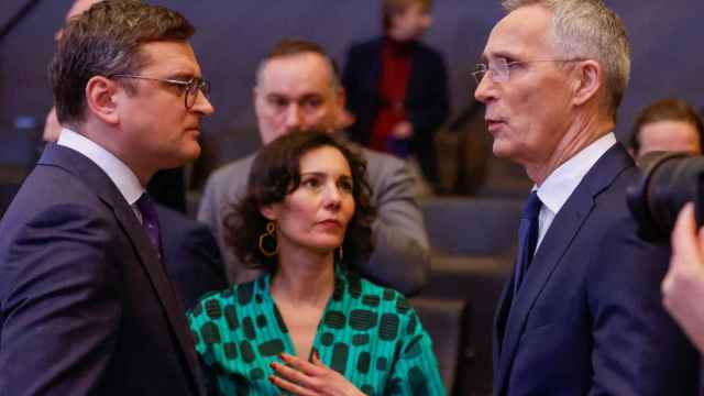 El ministro de Exteriores de Ucrania, Dmitro Kuleba, conversa con el secretario general de la OTAN, Jens Stoltenberg, durante la reunión de este martes en Bruselas