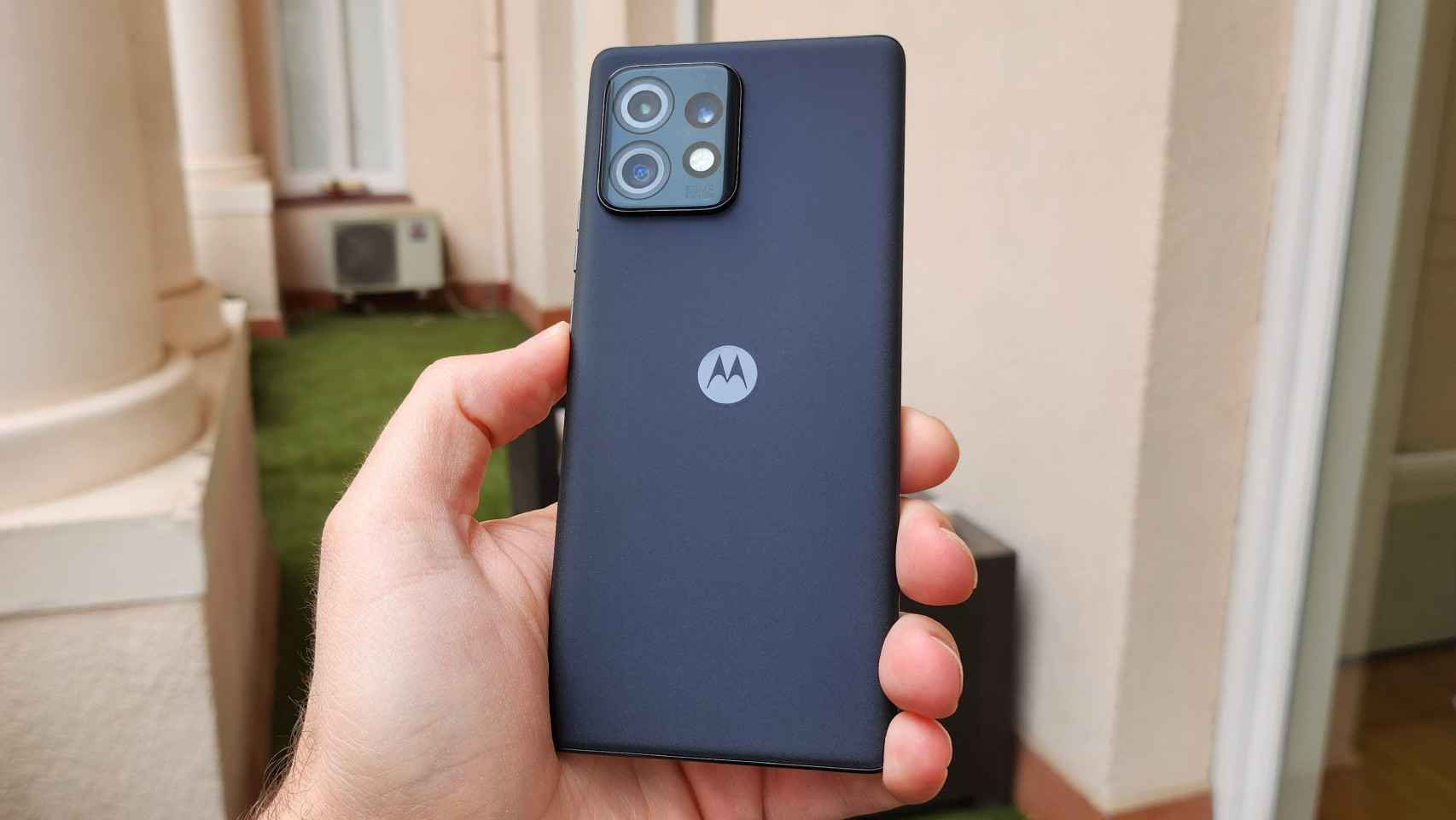 El Motorola Edge 40 Pro en negro.