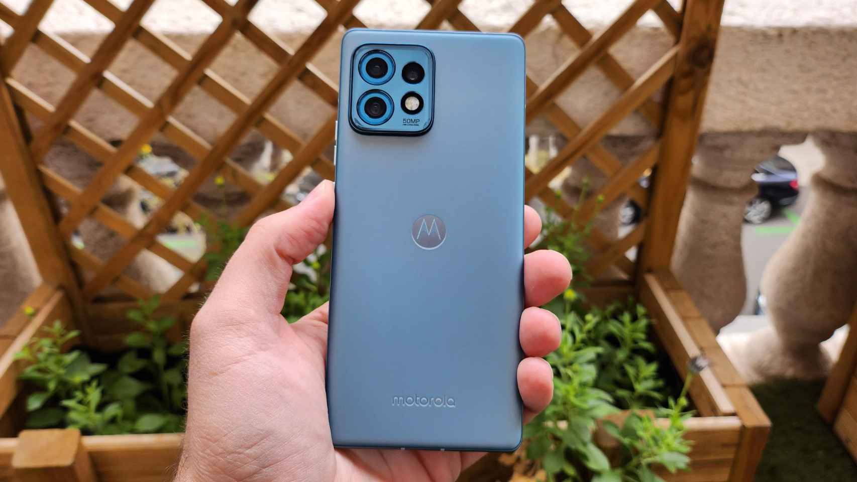 El Motorola Edge 40 Pro en azul.