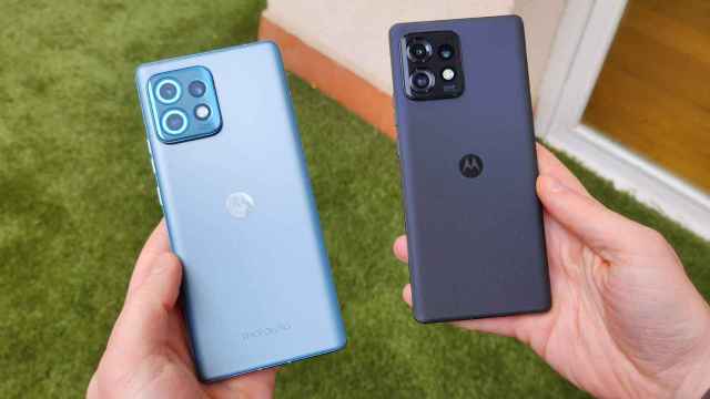El Motorola Edge 40 Pro en sus dos colores: azul y negro.