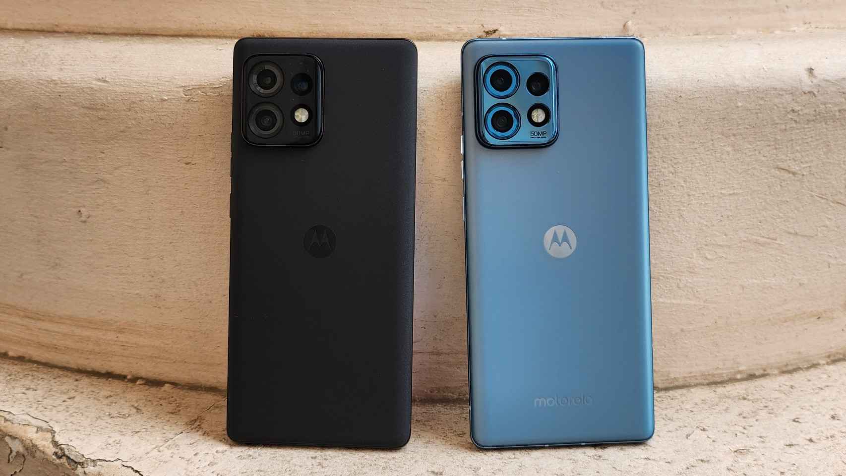 El Motorola Edge 40 Pro en negro y azul.