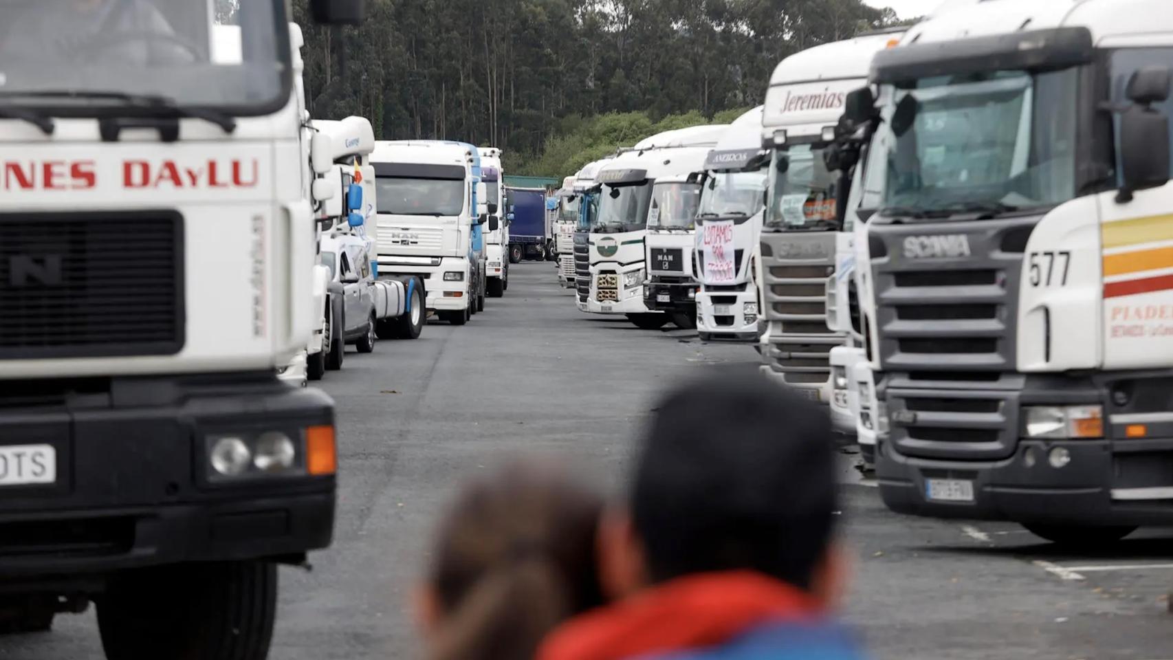 Camiones parados durante una huelga del sector del transporte.