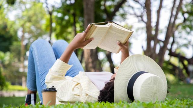 Un libro para la maleta: estas son las recomendaciones de las librerías de A Coruña