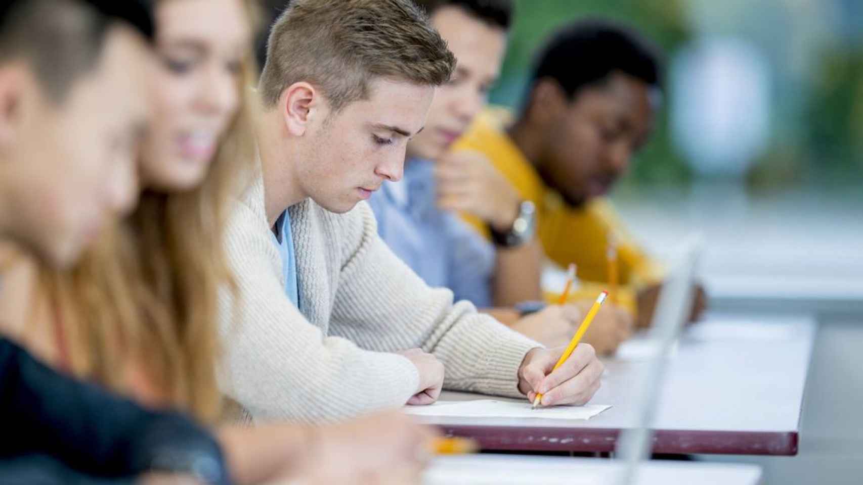 Un grupo de estudiantes en un examen.