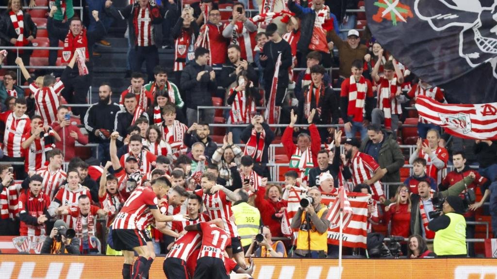 Los jugadores del Athletic celebran el gol.