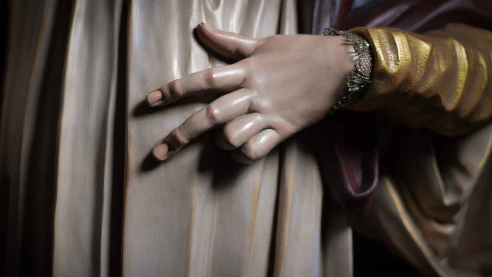 Detalle de la mano de la imagen de Nuestra Señora del Sagrario.