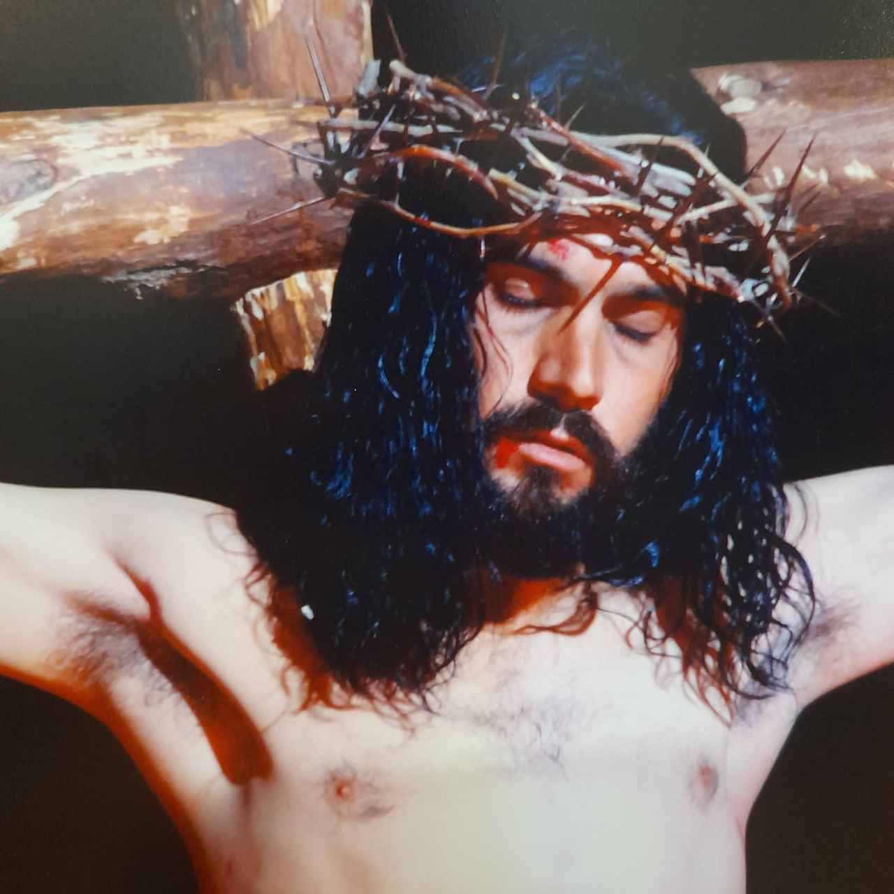 Reinaldo González interpretando a Jesús en el momento de la crucifixión.