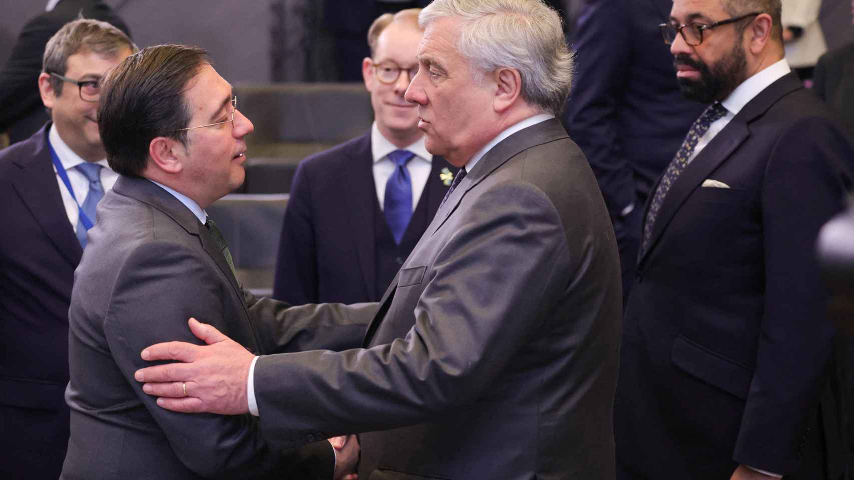 El ministro de Exteriores, José Manuel Albares, saluda a su homólogo italiano, Antonio Tajani, durante la reunión de la OTAN en Bruselas