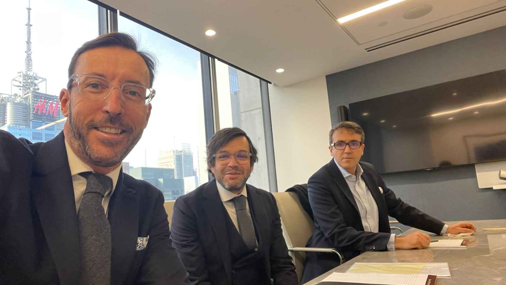 Armando Betancor, en el centro, con los socios del despacho Kepler Karst, Luis Barber y Rodrigo Olivares Caminal, en unas oficinas en Nueva York.