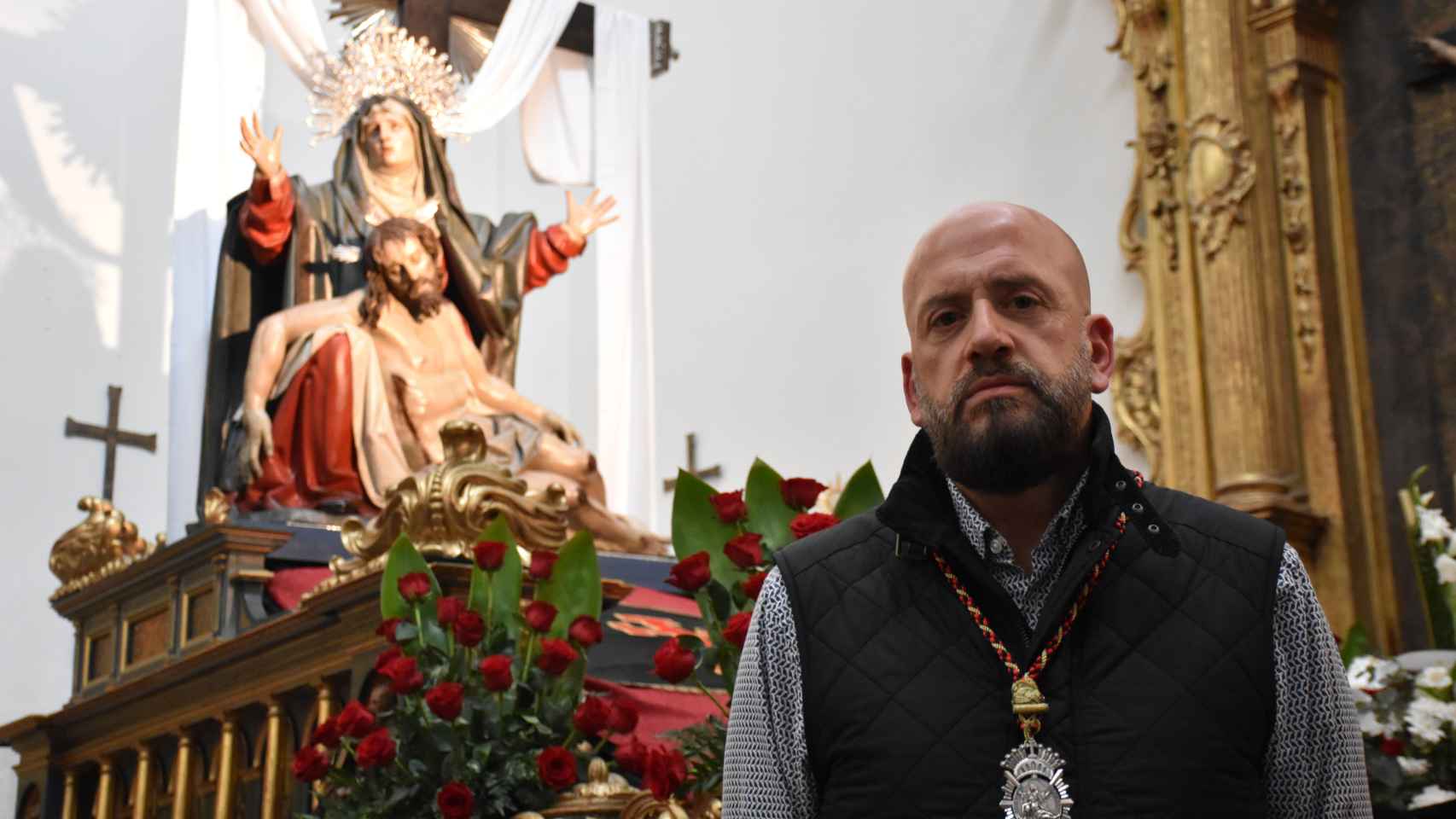 El hermano mayor de la Cofradía de Nuestra Señora de la Piedad, Ángel Herrero Ortiz, junto al paso de 'La Quinta Angustia'. al paso