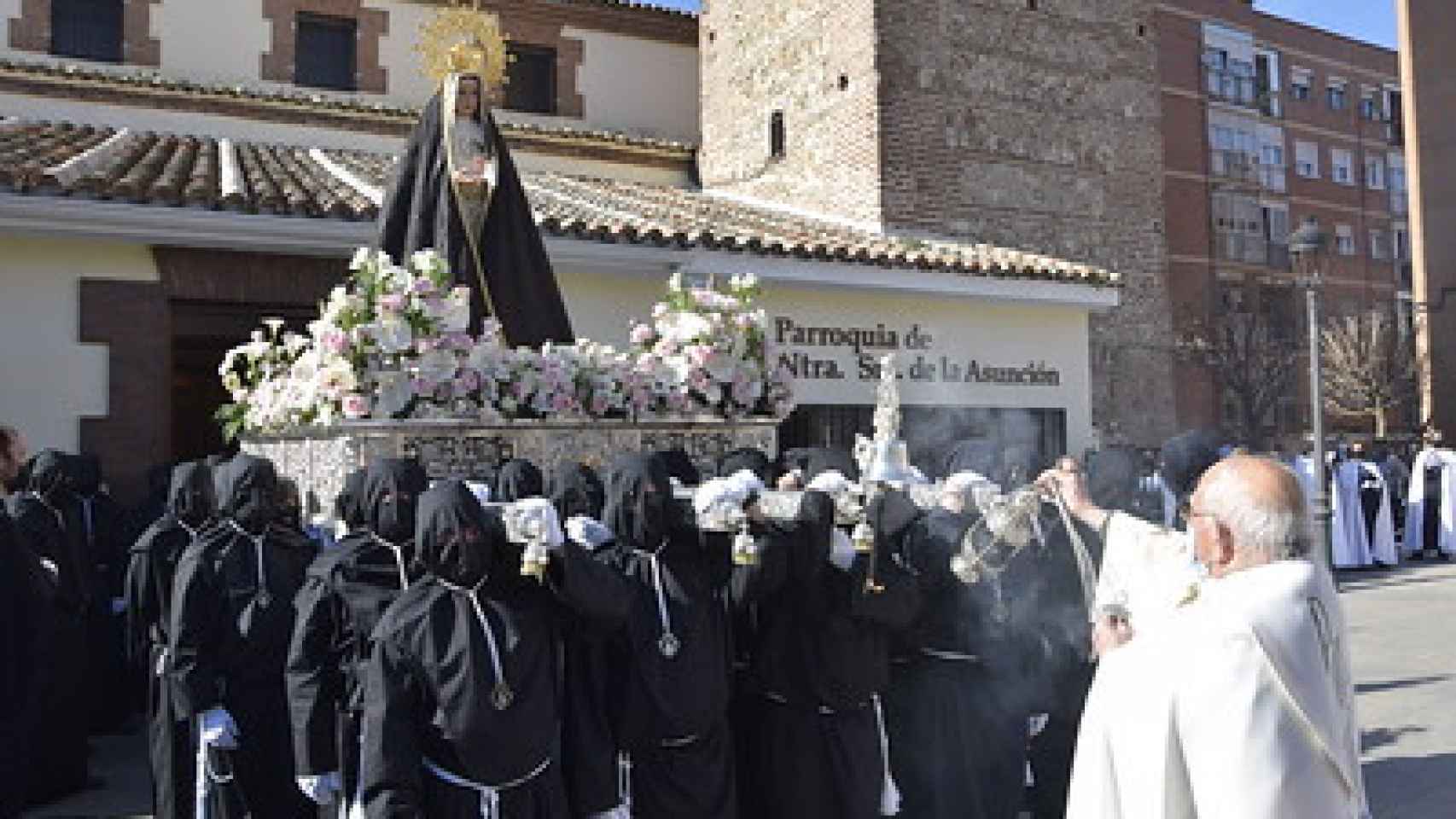 La Virgen de la Soledad saliendo de la parroquia con sus costaleros todavía de luto y con el verdugo.