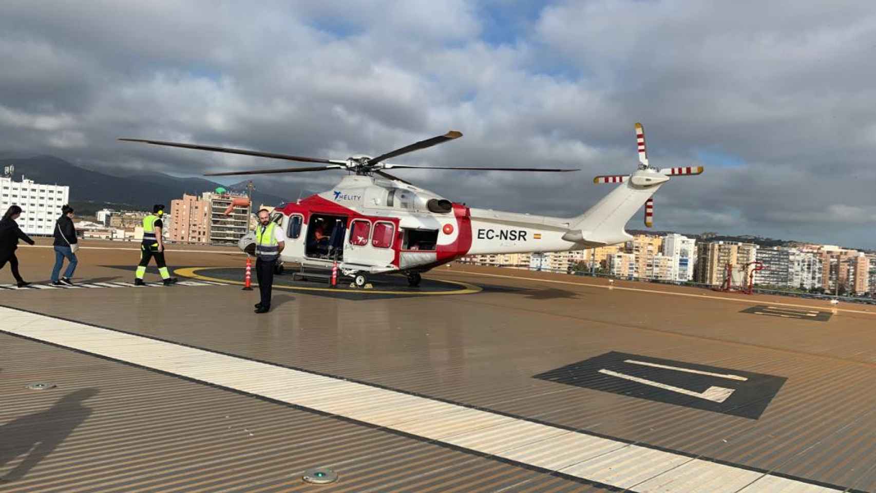 Imagen del helicóptero que realiza los traslados en Ceuta.