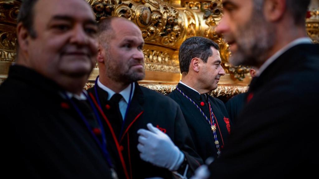 Juanma Moreno, en un descanso del desfile procesional del Cristo de la Exaltación.