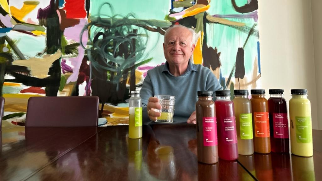 El actor Juan Echanove, posando con los productos de Begoístas.