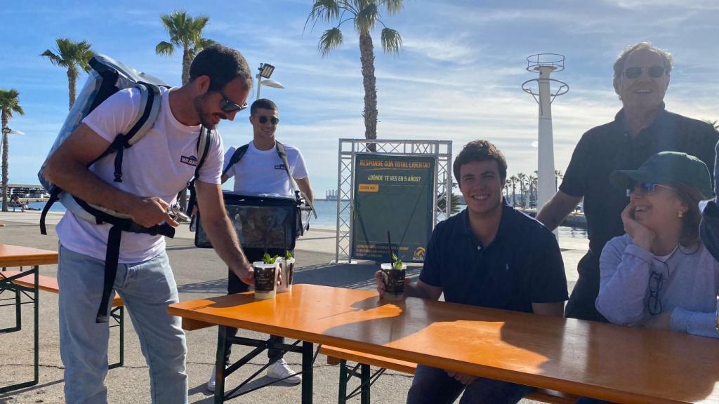 Guillermo sirve a un cliente un mojito.