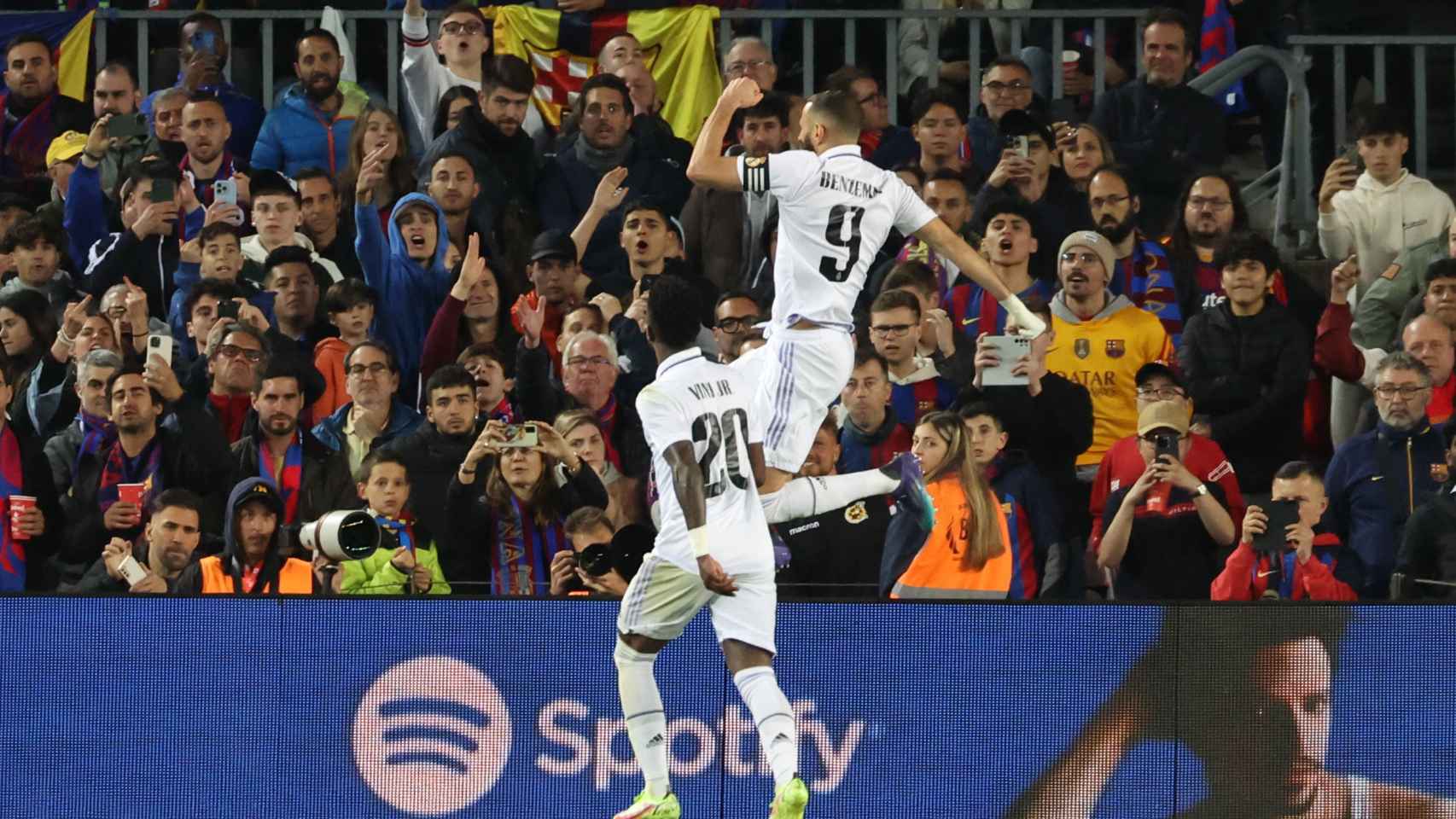 La celebración de Benzema después de uno de sus goles en el Camp Nou