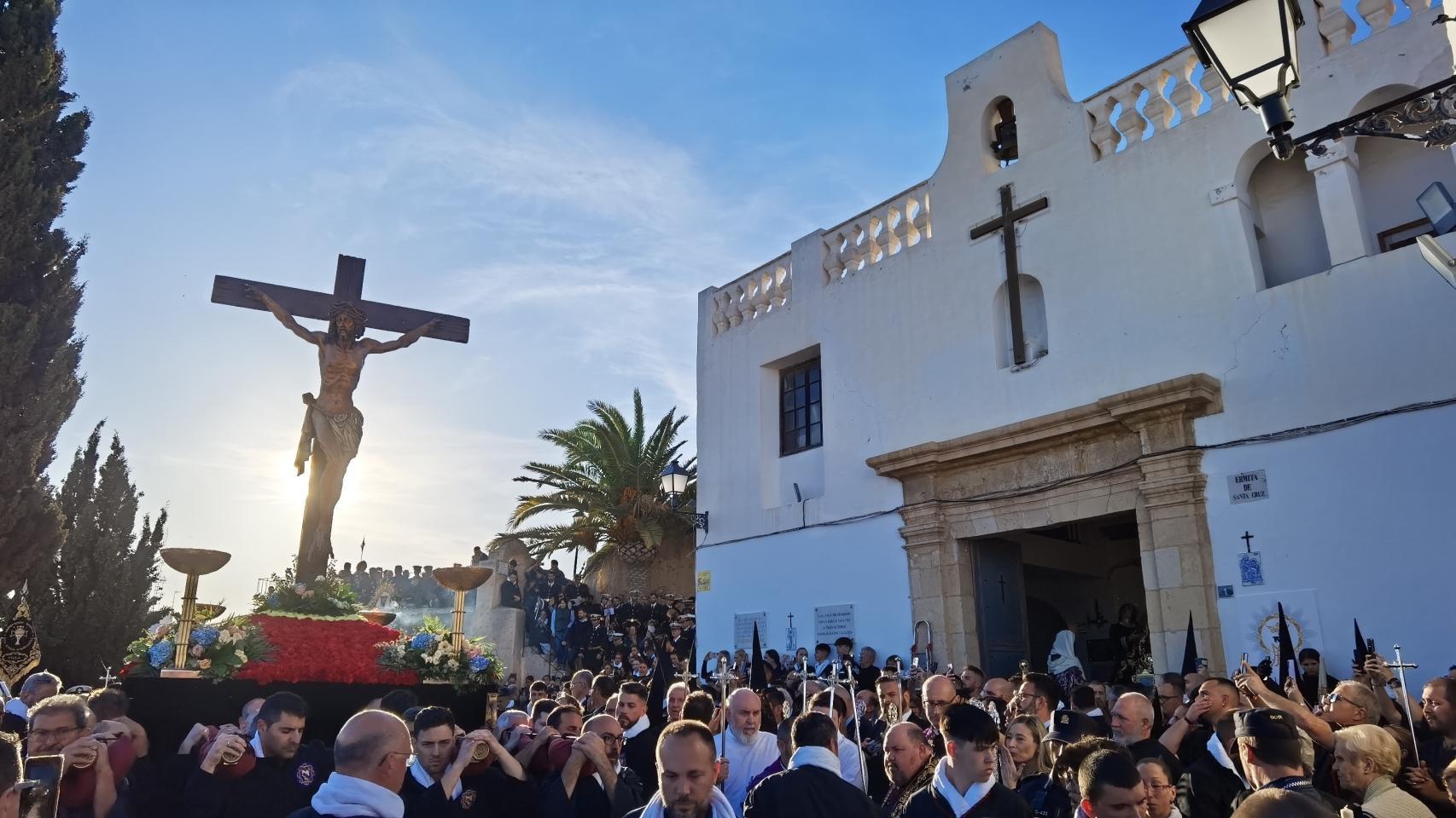 La salida del Cristo de la Fe en la abarrotada plaza de la ermita.